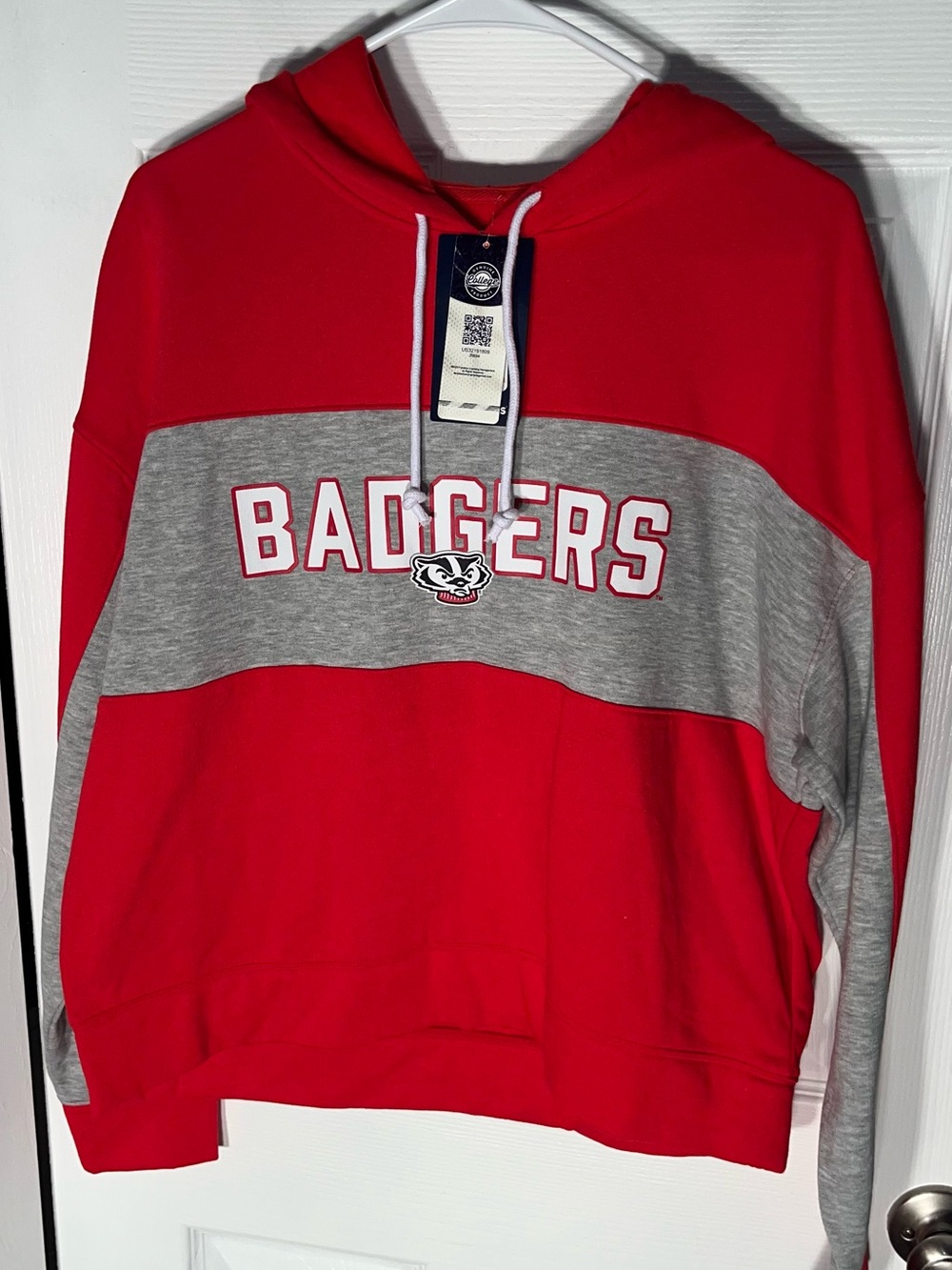 NWT Fanatics Women's Large University of Wisconsin Madison Badgers Hoodie NCAA